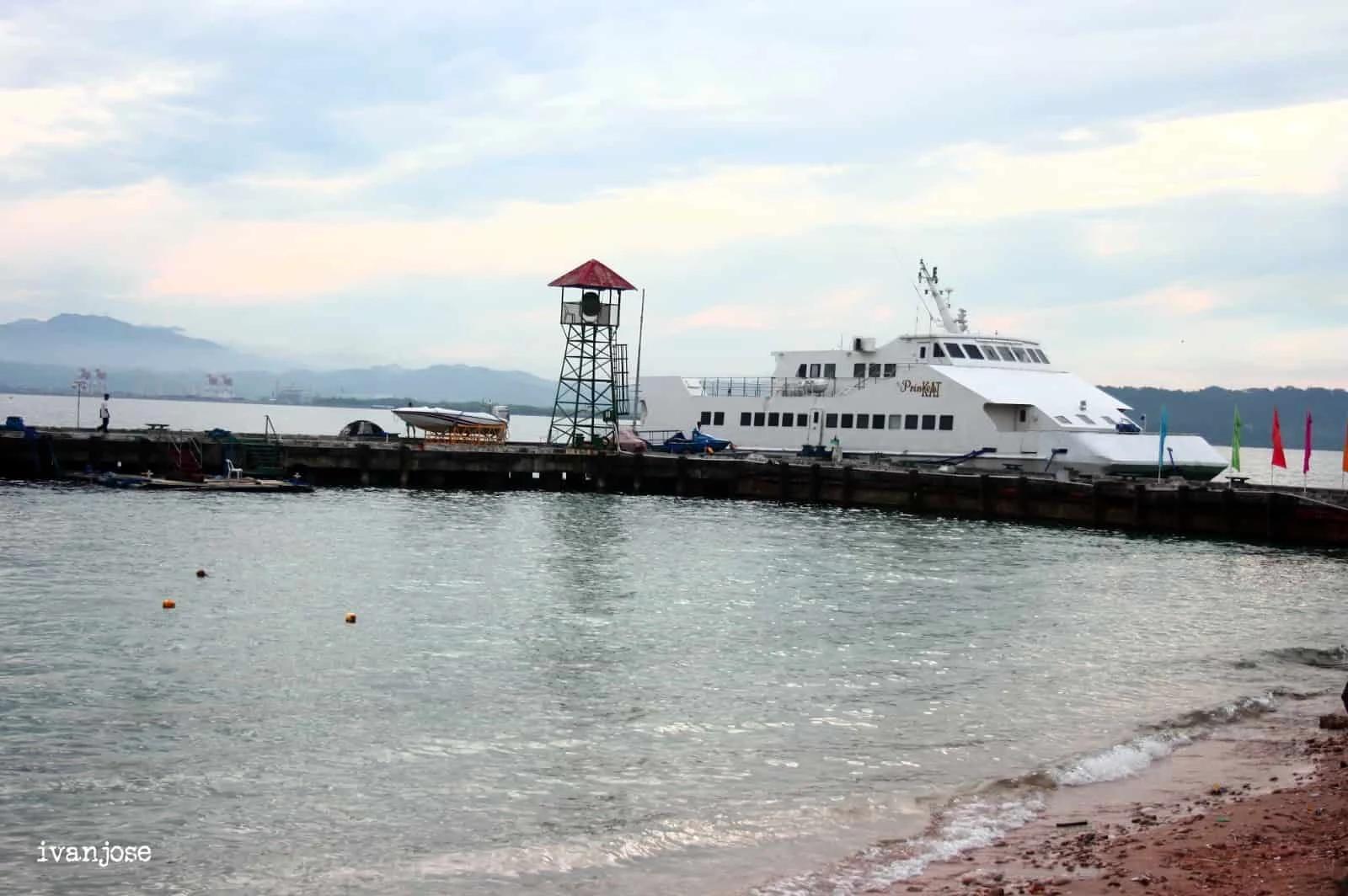 Pemandangan pelabuhan di resor di Pulau Grande