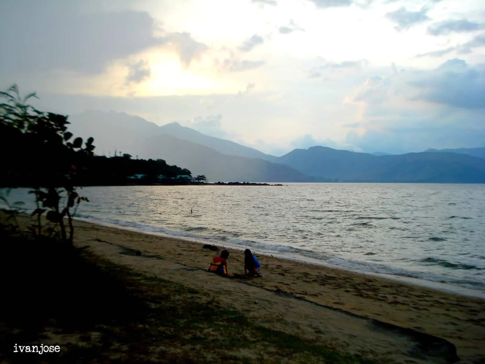 Ditembak di pantai selama senja di resor di Pulau Grande
