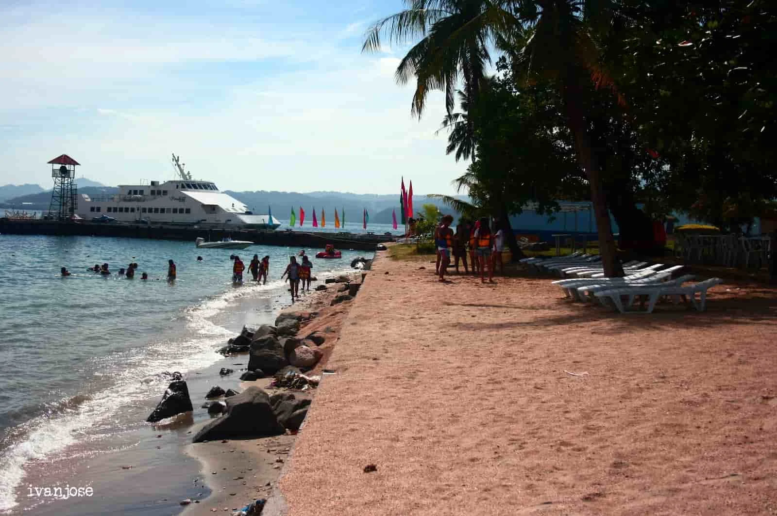 Segmen pantai dekat pelabuhan di resor di Pulau Grande