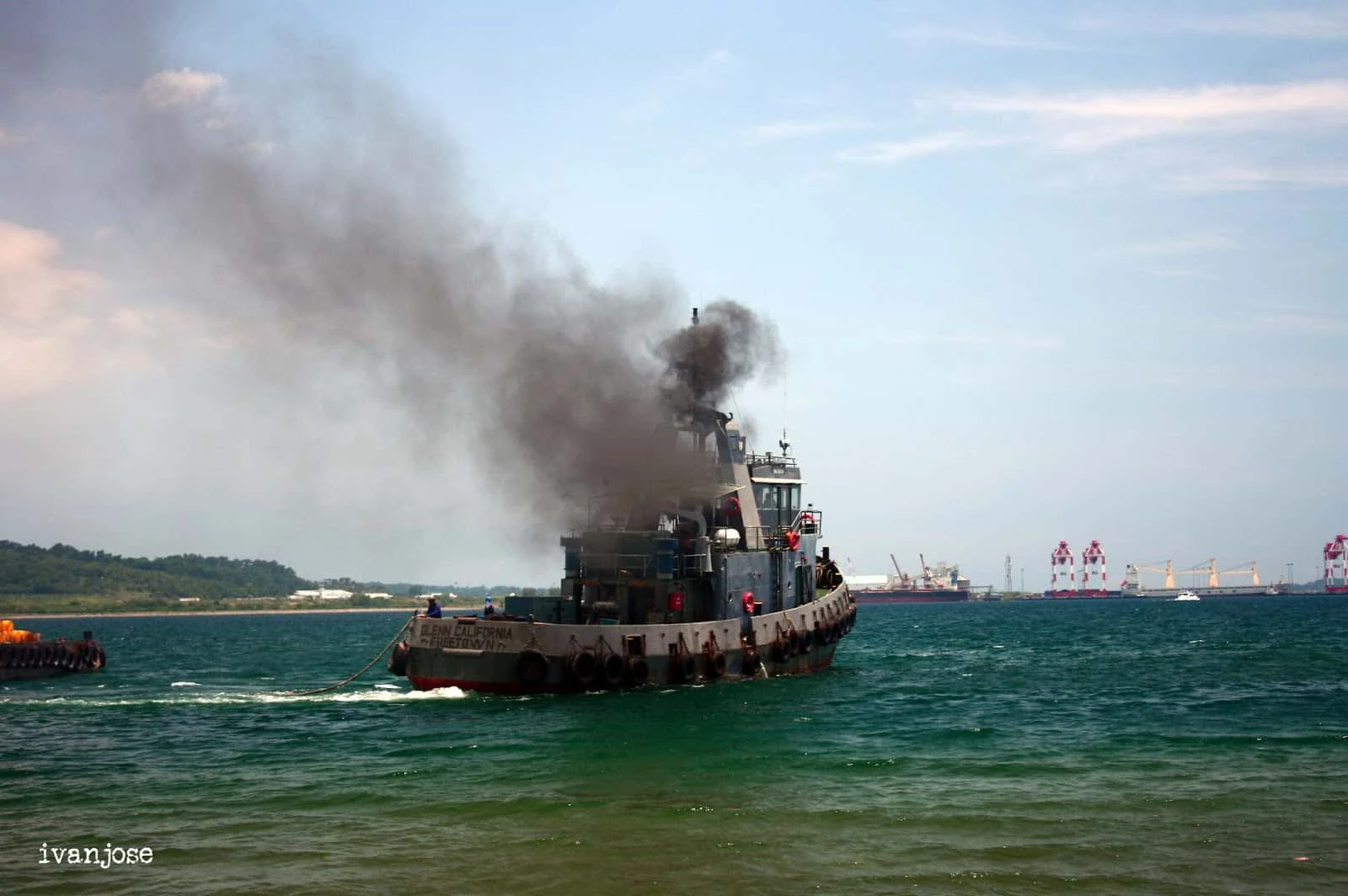 Sebuah kapal tua dilihat dari pelabuhan saat kami menunggu untuk naik feri Anda, pergi ke resor Pulau Grande
