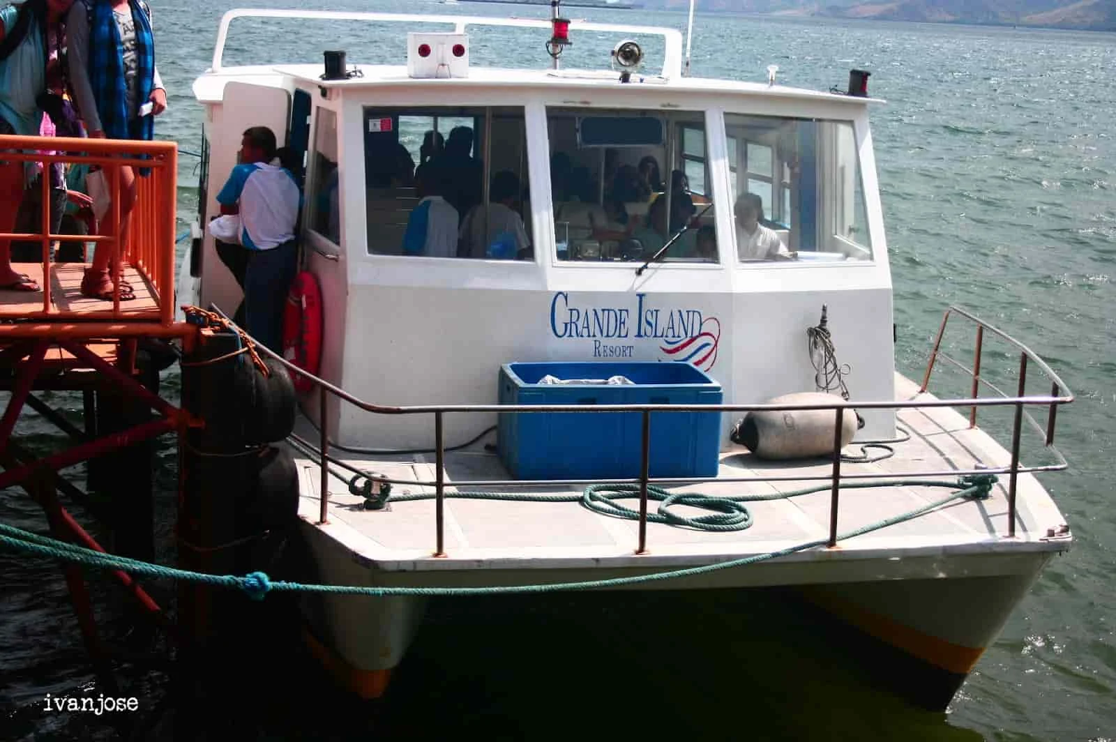 Perahu feri yang membawa kami ke resor di Pulau Grande