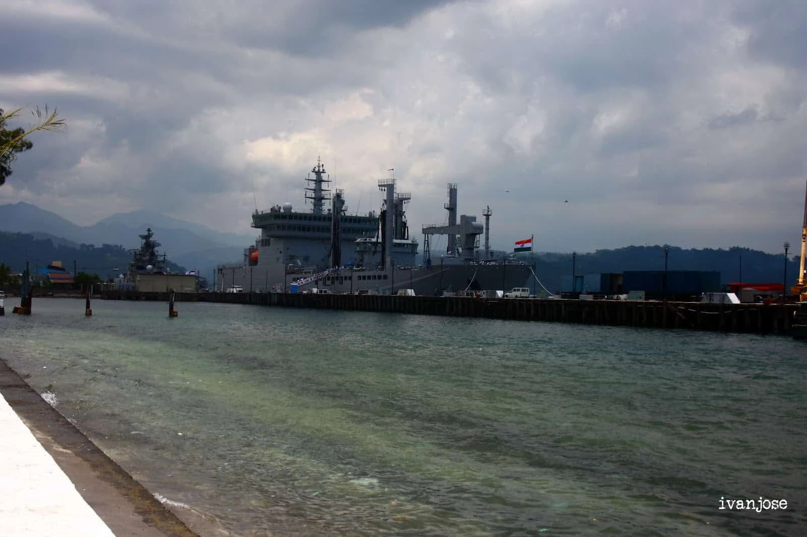 Pemandangan pelabuhan tempat kami menunggu feri ke resor Pulau Grande