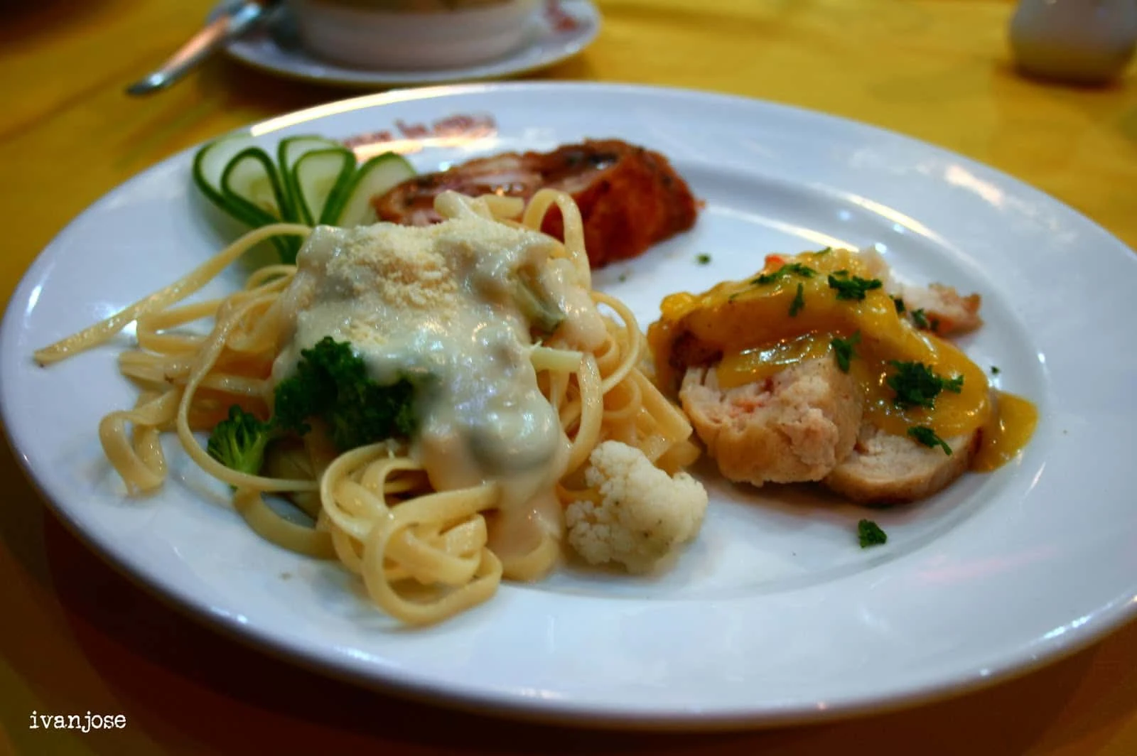 Letakkan makan di resor Pulau Grande