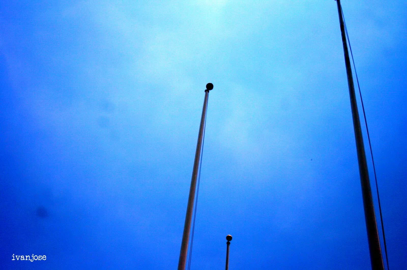 Tiang bendera di pelabuhan sementara kami menunggu sebelum kami pergi ke resor di Pulau Grande