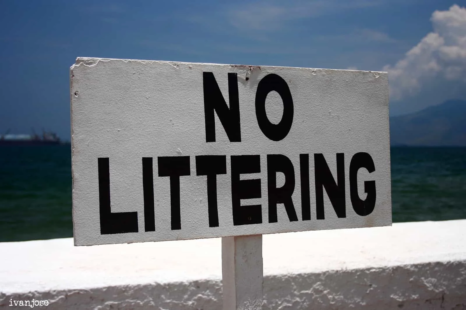 Tidak ada piring limbah di pelabuhan tempat kami menunggu sebelum kami naik feri dalam perjalanan ke resor Pulau Grande