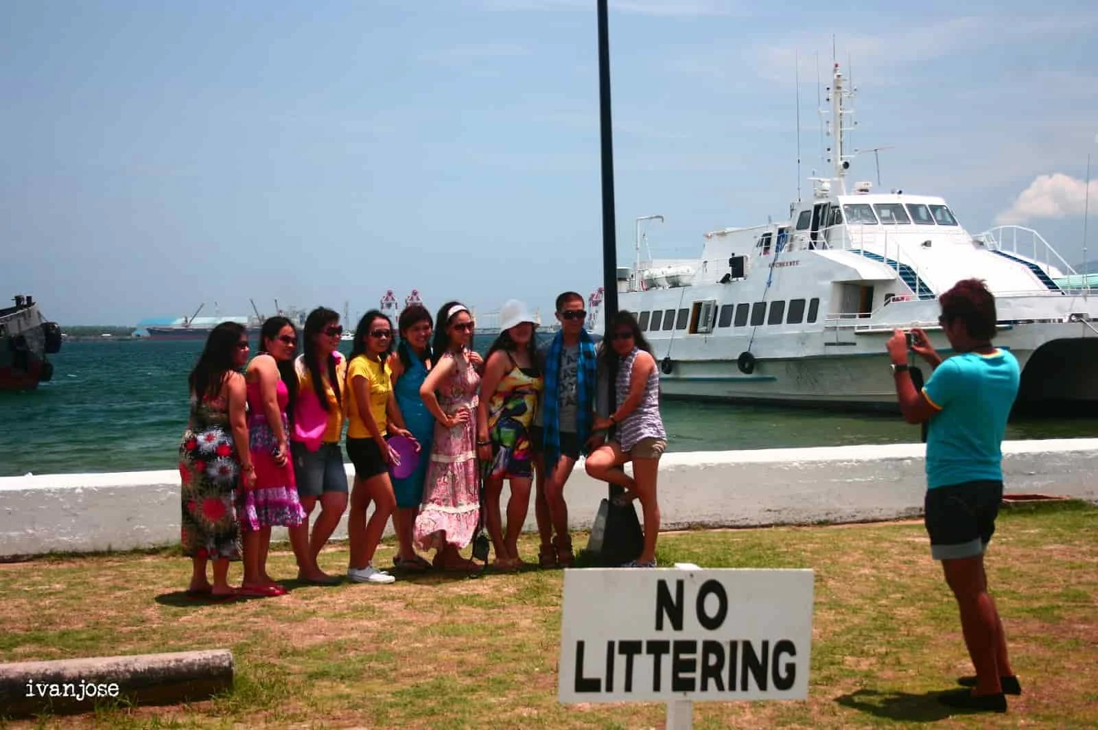 Sesi foto saat kami menunggu untuk naik feri dalam perjalanan ke resor Pulau Grande