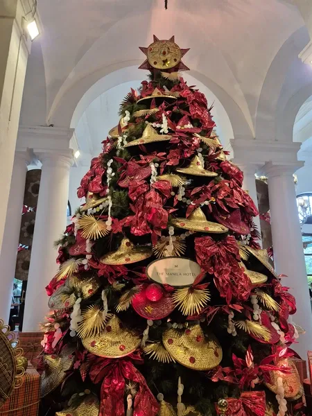 Pohon Natal di Lobby Leby Hotel