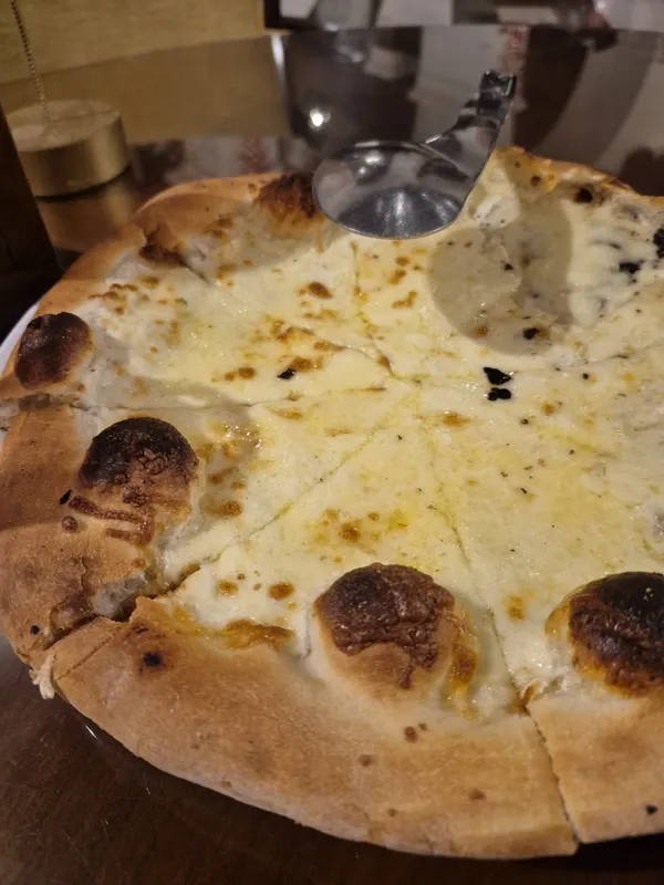 Empat kekuatan pizza di hotel manila lobby lounge
