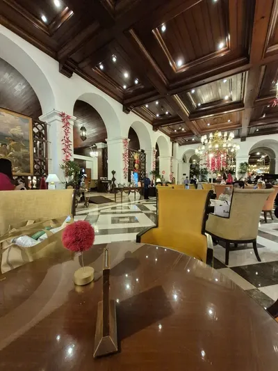 Kencan cepat kami untuk makan siang di Lobby Lounge Hotel Manila Hotel