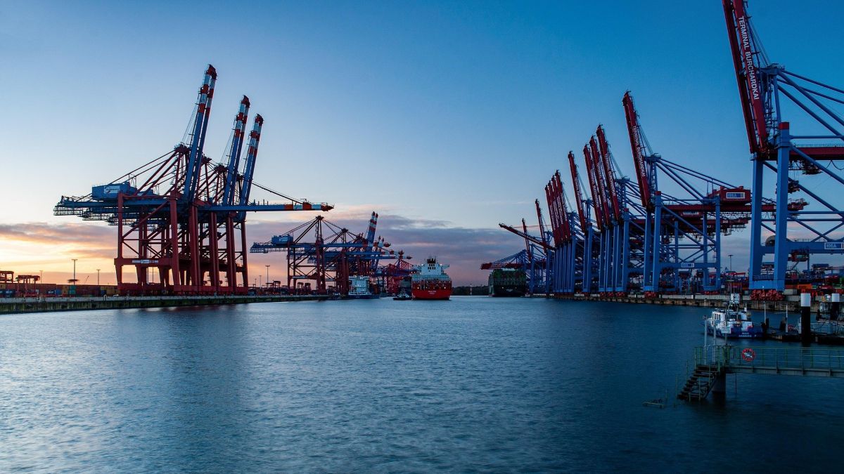 Smart Report menyoroti meningkatnya perang dagang antara perusahaan yang terdaftar dan Amerika Serikat-Cina

 – Beragampengetahuan
