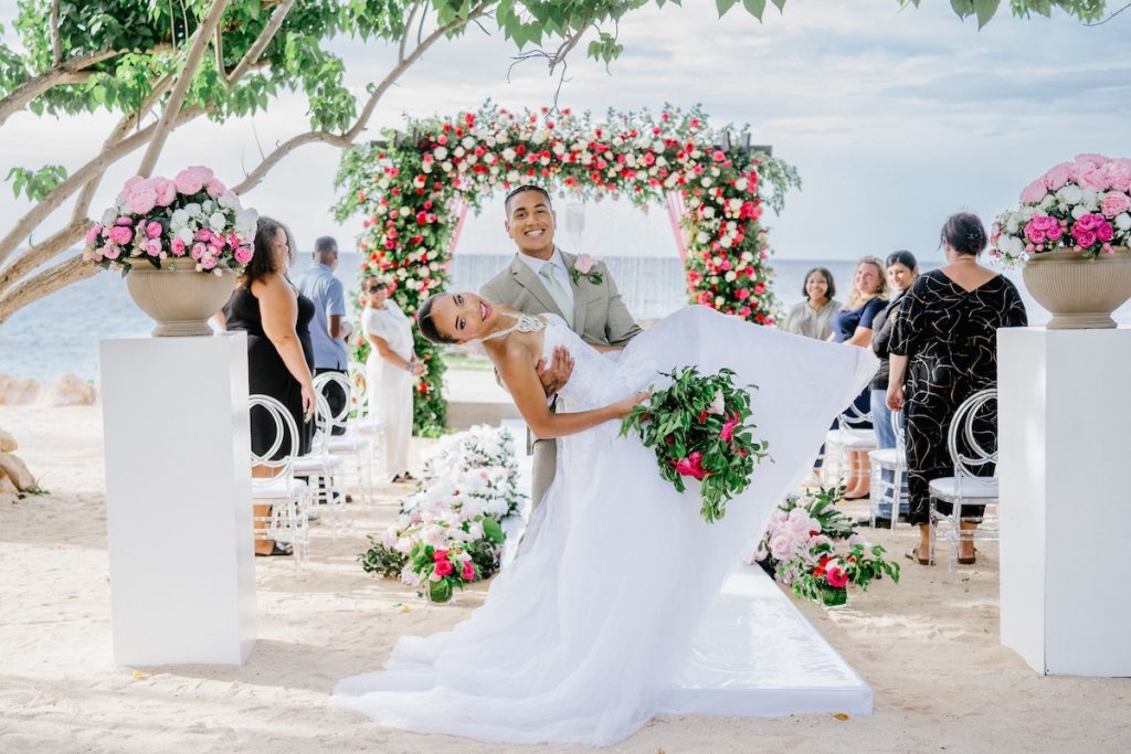 Pada Hari Valentine ini, kami membawa Anda ke pantai Saint -an, Jamaika, untuk penembakan romantis tropis yang mirip dengan Porganvilla.