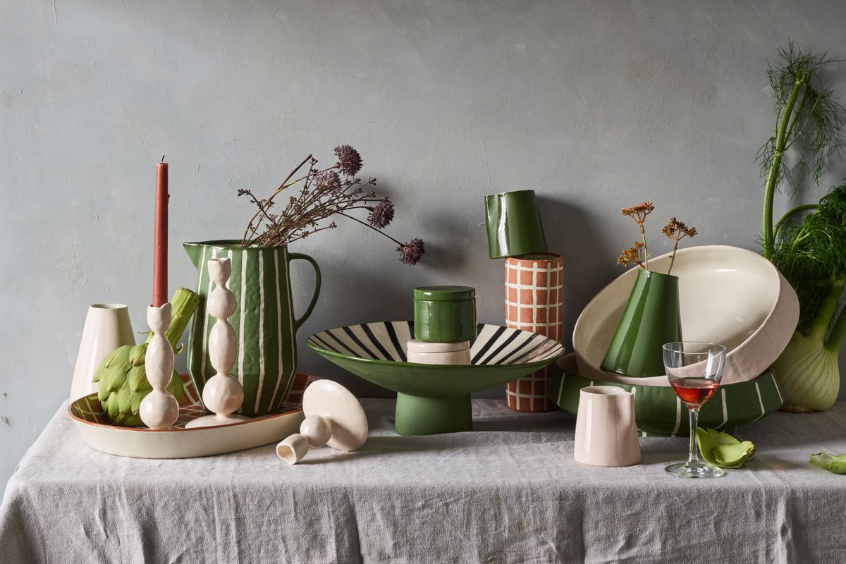 Dia bertemu Elizabeth Bottle, artis setelah drop keramik buatan tangan terbaru kami

 – Beragampengetahuan