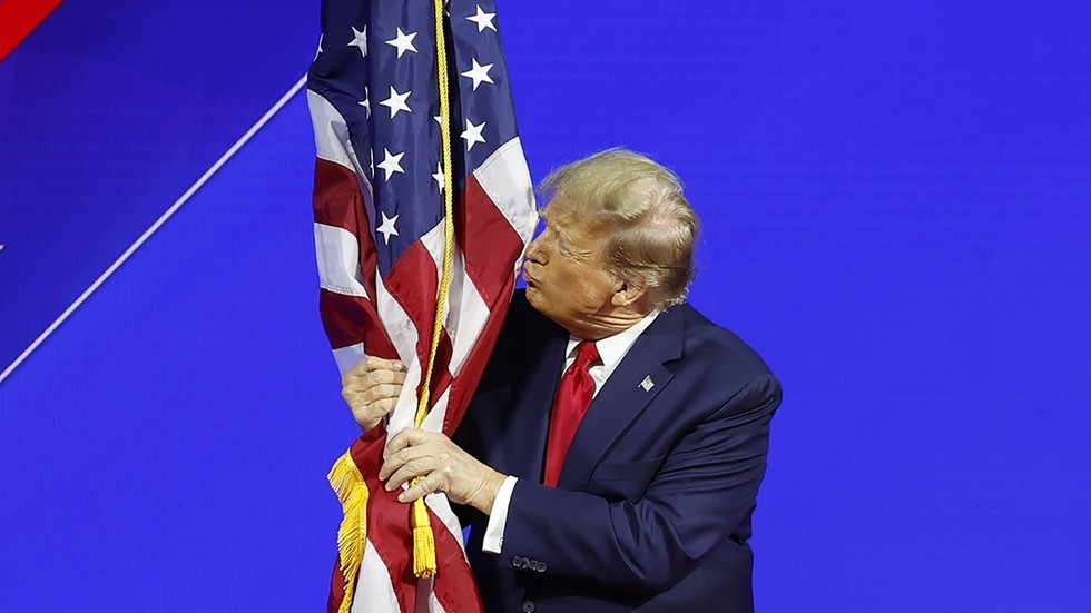 Trump menunjuk bahasa Inggris sebagai bahasa resmi Amerika Serikat – berita dunia beragampengetahuan

 – Beragampengetahuan