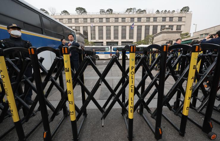 Pengadilan Konstitusi Konstitusi S. menunda putusan impeachment presiden ketika DPK sedang menunggu yang keempat

 – Beragampengetahuan