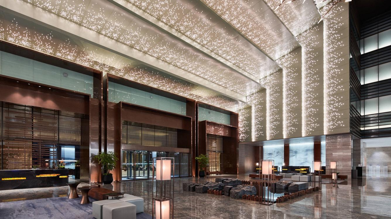 Lobi hotel Marriott yang luas dan dirancang dengan elegan, menawarkan keramahtamahan kelas -dunia.