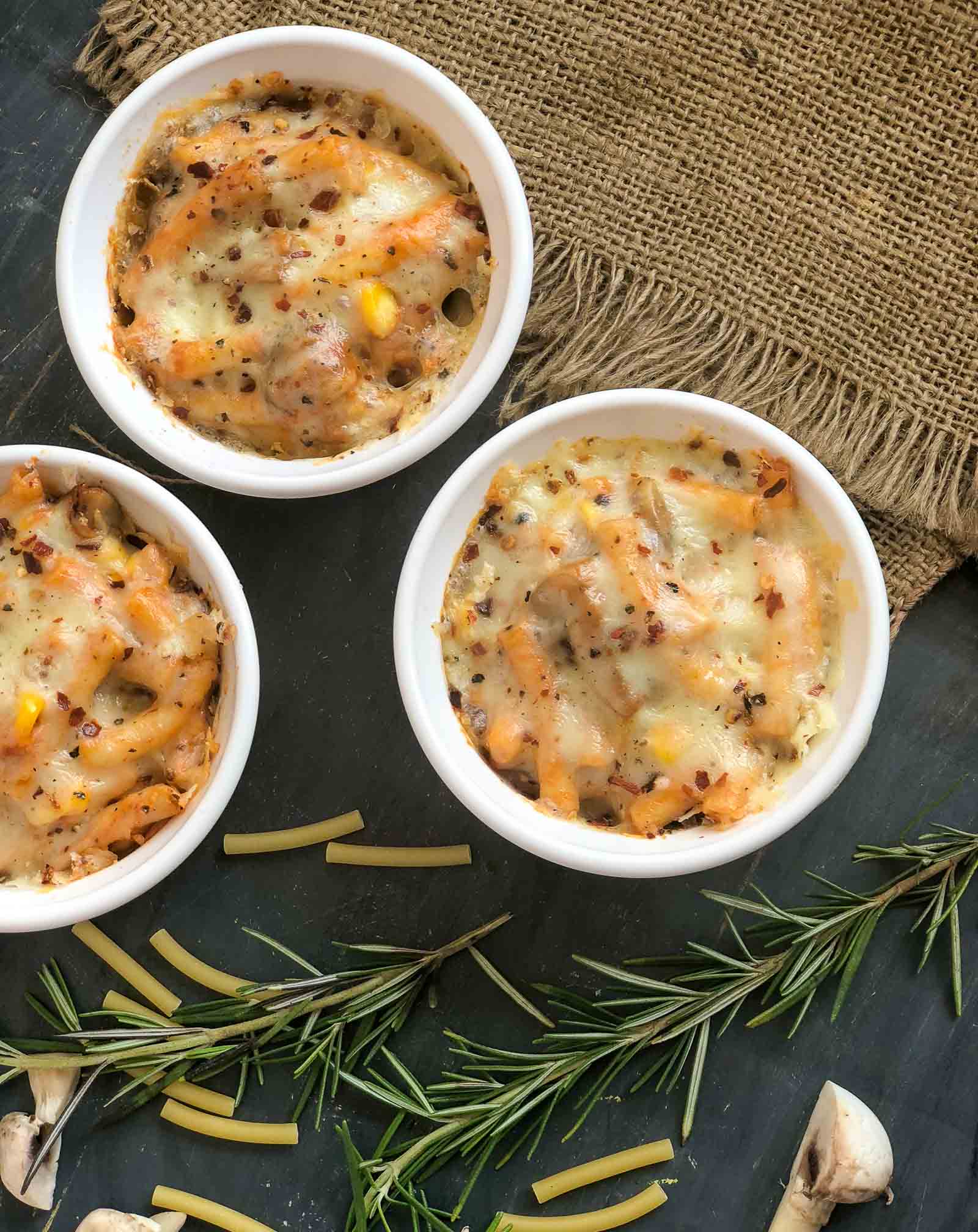 Fotografi Pasta Ziti Baked Cheesy dengan jamur panggang & jagung di dapur Archana

 – Beragampengetahuan