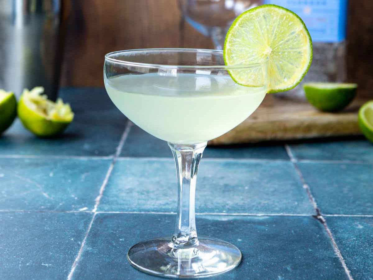 Fotografi koktail gimlet – makan malam, lalu meja

 – Beragampengetahuan