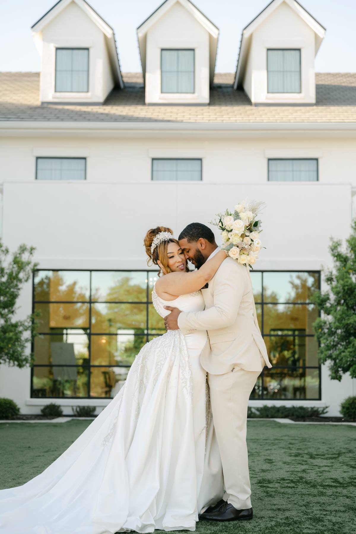 “I’s Do” di pernikahan modern yang elegan di Bambas dan Mutiara di Austin, Texas

 – Beragampengetahuan