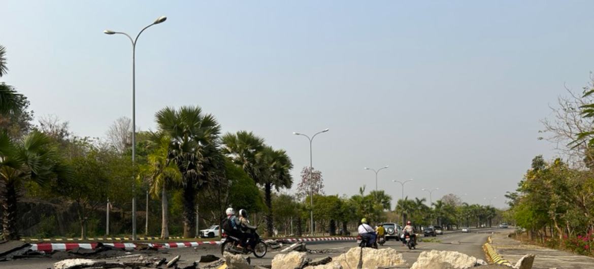 Jalan utama di Nay Pyi Taw menunjukkan kerusakan struktural yang serius setelah besarnya 7,7 gempa yang melanda Myanmar.