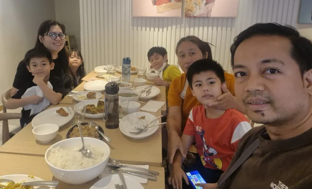 Makan siang keluarga kami setelah Valentine di Manam Sm City Fairview