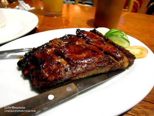 Barbekyu di tulang rusuk di bar Kinabuchs dan panggangan di kota Puerto Princess