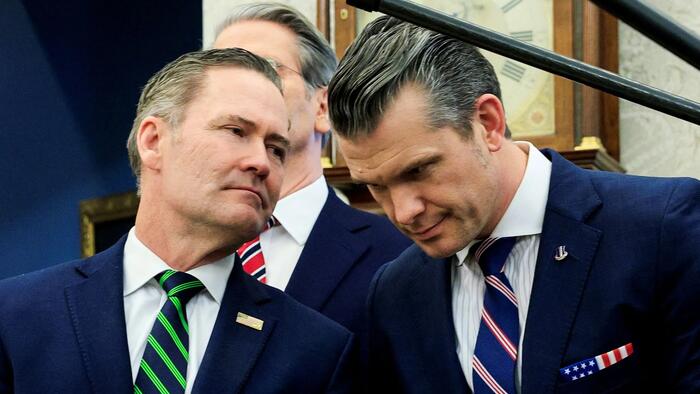 Trump berdiri di Waltz, Hegseth

 – Beragampengetahuan