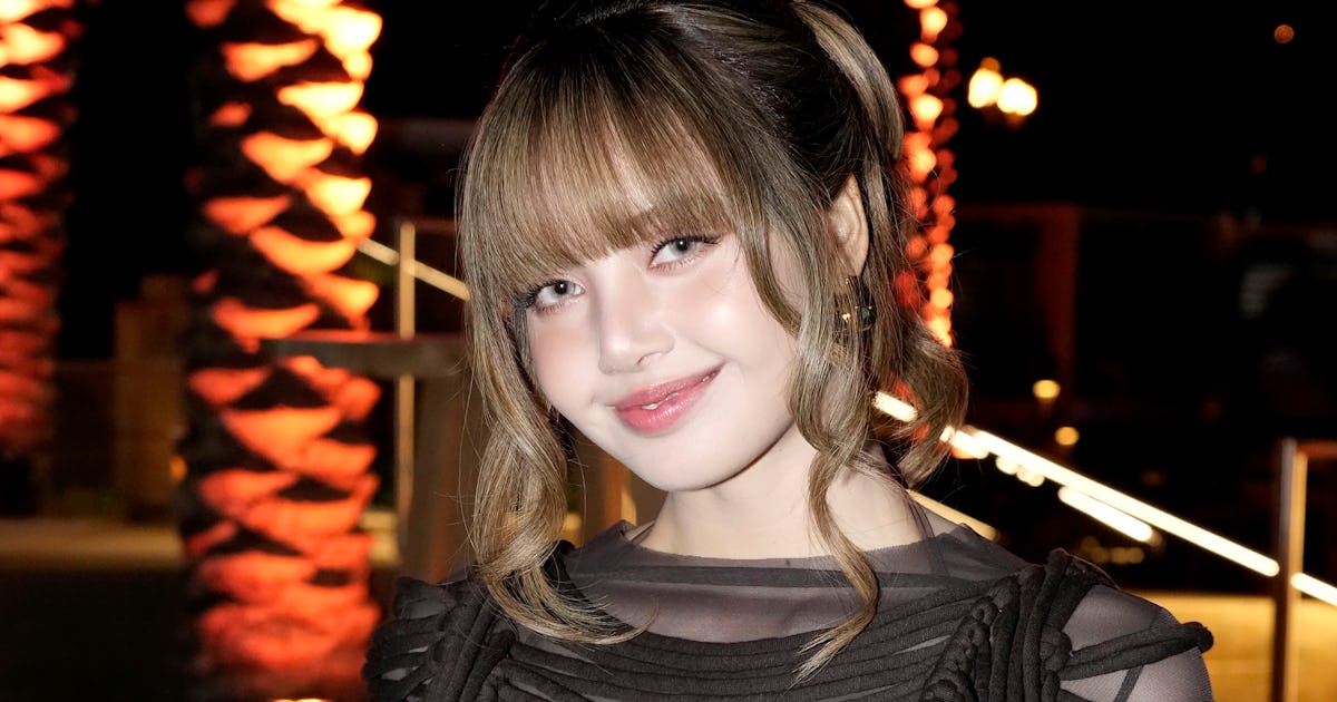 Lisa memeriksa ‘lotus putih’ dalam gaun resor yang berharga.

 – Beragampengetahuan