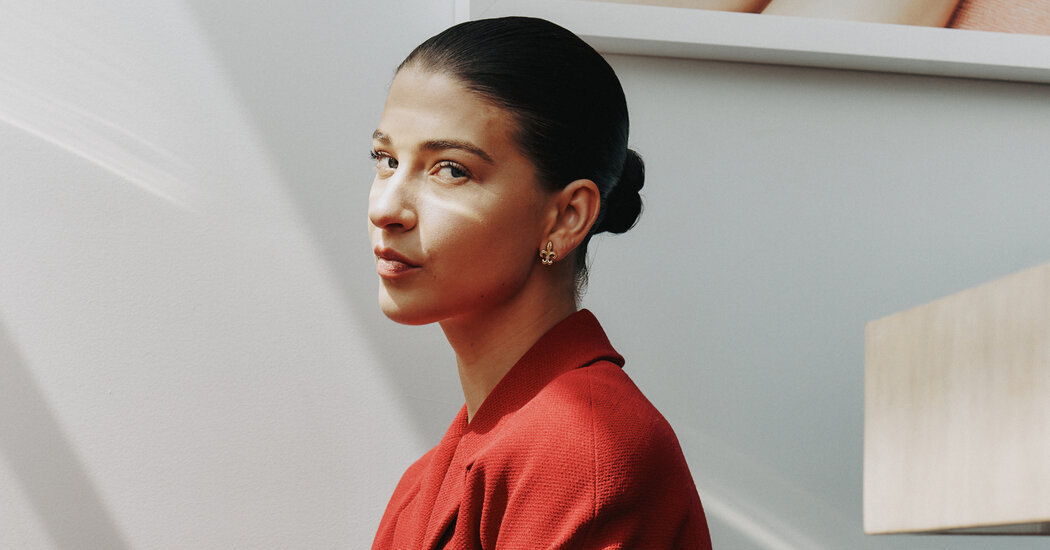 Phoebe Gates, putri Bill dan Melinda Gates, melangkah menjadi sorotan.

 – Beragampengetahuan