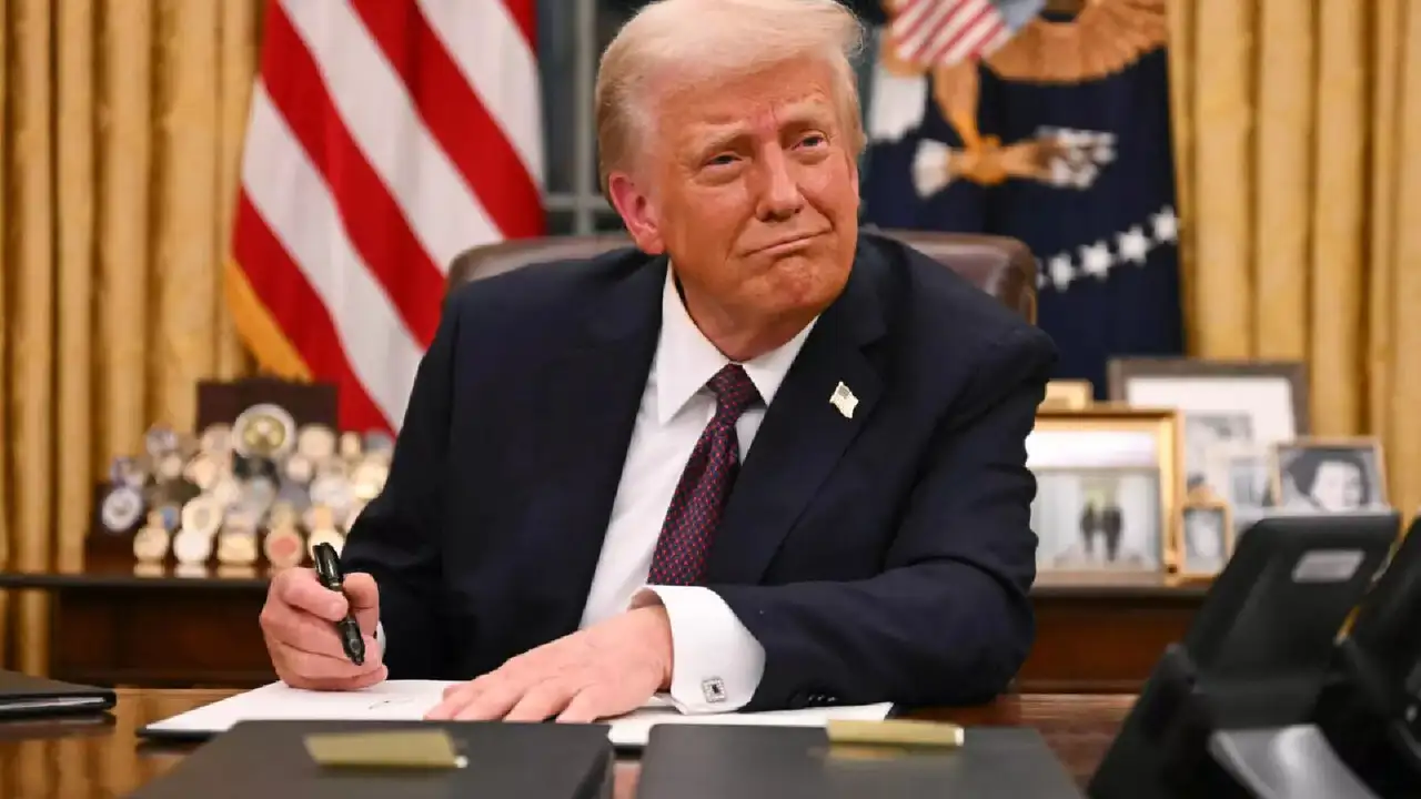 Bitcoin, saham crypto jatuh setelah Trump mengumumkan rencana tarif global

 – Beragampengetahuan