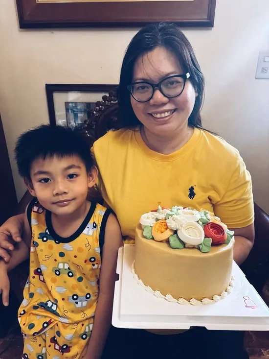 Ibu Kristus dan Rafa memegang kue hati dan lonceng Ibu Kristus dan Rafa memegang kue hati dan lonceng