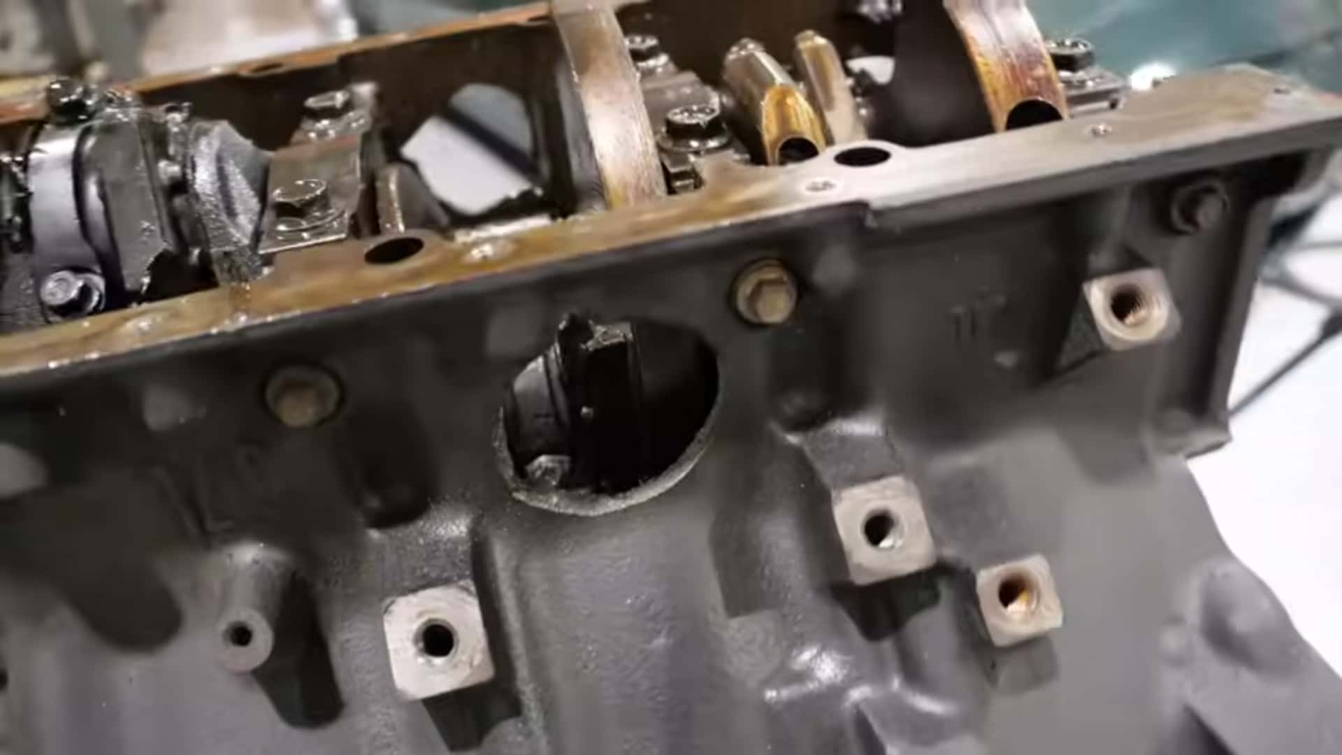Hemi V-8 “Blasted” ini memiliki lebih banyak lubang daripada toko donat

 – Beragampengetahuan