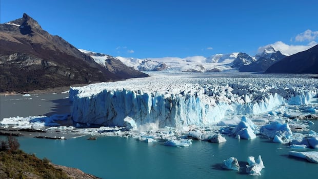Pengunjung menonton sejumlah besar es batu melanggar gletser Argentina

 – Beragampengetahuan