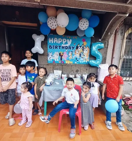 Bagaimana kami mengatur pesta bertema biru untuk ulang tahun ke-5 Rafa