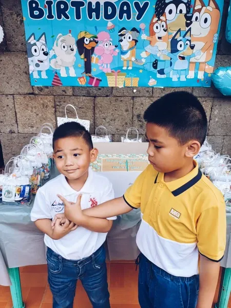 Rafa dan Miguel bersenang -senang di hari ulang tahun Rafa Bluey Tmet