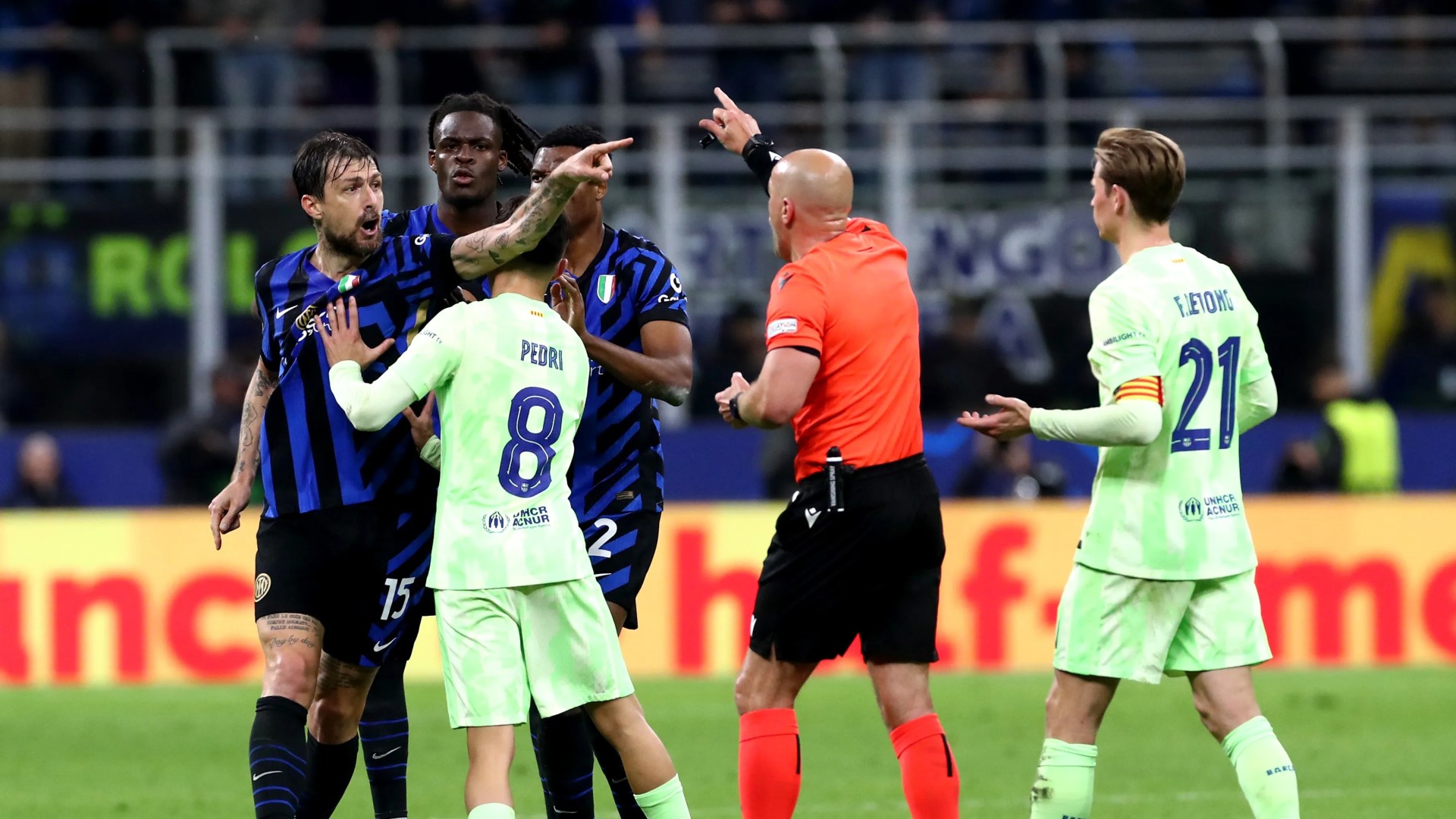 Gambar itu tampaknya menunjukkan bahwa Barcelona dibintangi di Inter Mila Man di pertukaran yang buruk.

 – Beragampengetahuan