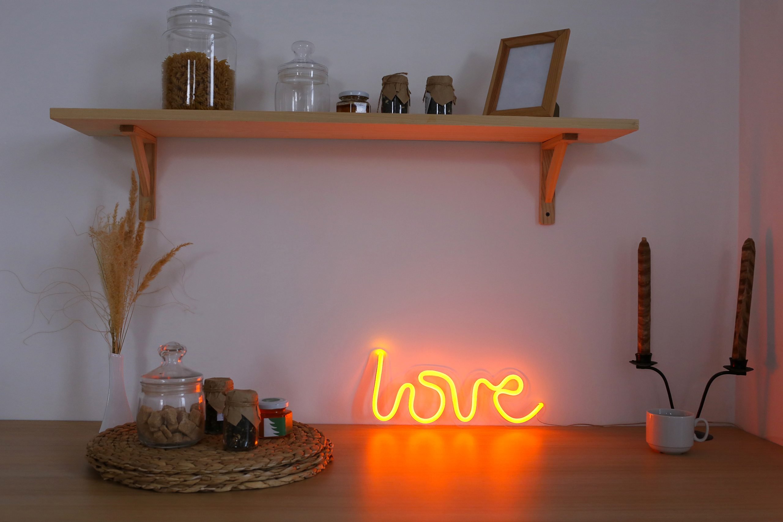 Love Neon Light yang akan membuat rumah terlihat lebih besar.