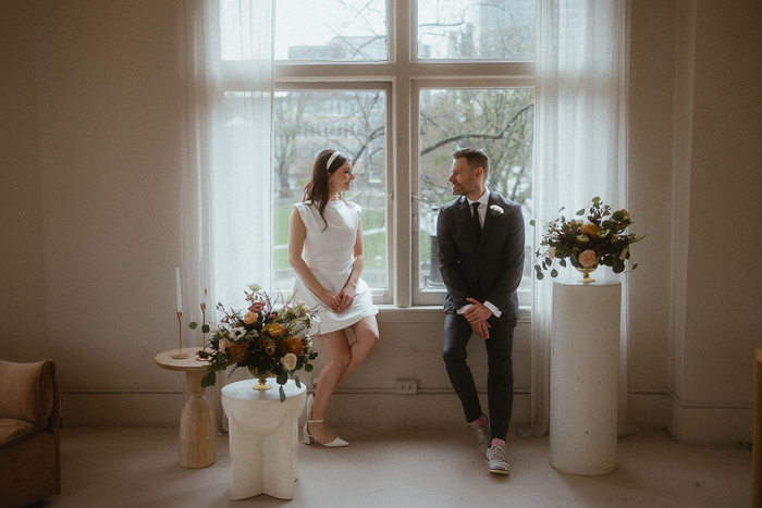 Upacara Pernikahan Kecil di Tengah Abad di Pusat Vancouver

 – Beragampengetahuan