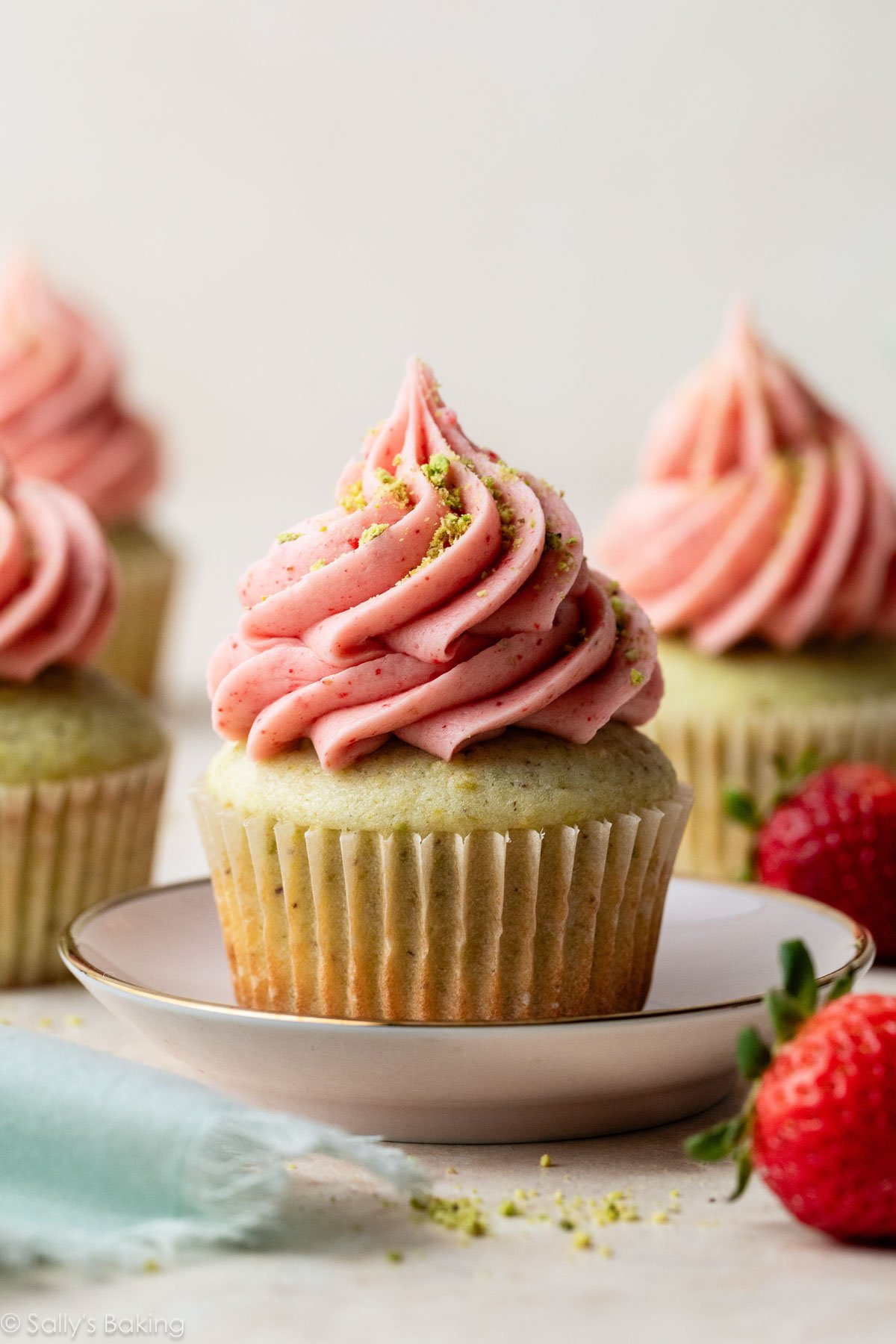 Cupcakes Pistachio dengan Strawberry Buttercream

 – Beragampengetahuan