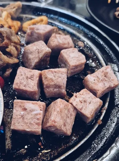 Kubus Wagyu di Samgyeopmasarap Kubus Wagyu di Samgyeopmasarap
