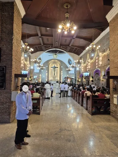 Di dalam Gereja Paroki Tiga Raja