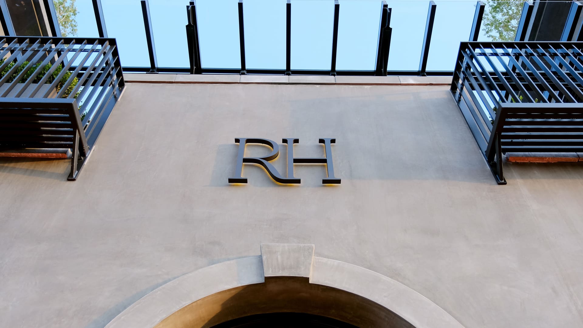RH (RH) Q1 2025 Keuntungan

 – Beragampengetahuan