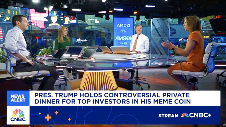 Presiden Trump mengadakan makan malam khusus yang kontroversial untuk investor besar dalam mata uang Mimi