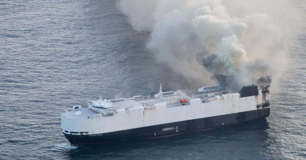 Api menyebabkan kapal lain membawa kendaraan listrik ditinggalkan di laut

 – Beragampengetahuan