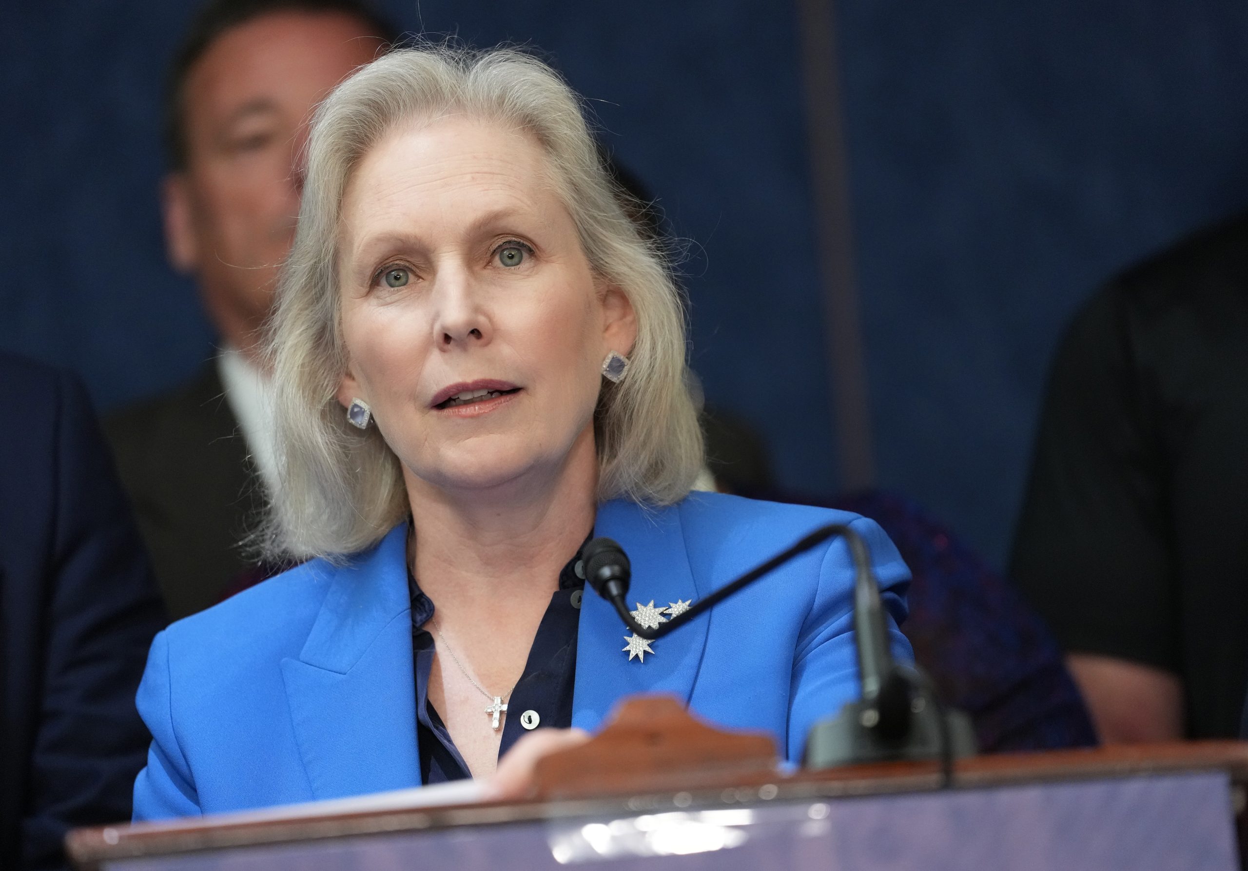 Kirsten Gillbrand memiliki lebih banyak rasisme daripada Zohran Mamdani di radio publik.

 – Beragampengetahuan