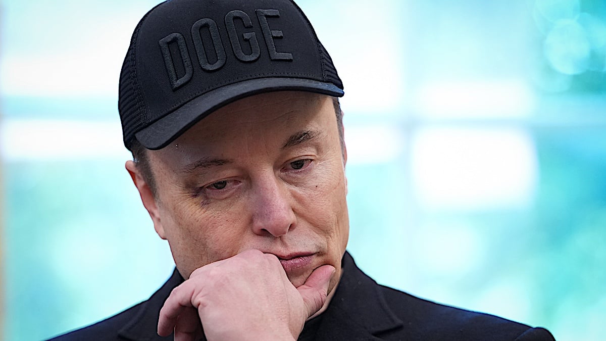 WASHINGTON, D.C. - 30 Mei: CEO Tesla Elon Musk mendengarkan Presiden AS Donald Trump berbicara kepada wartawan di Kantor Oval Gedung Putih di Washington, D.C. pada 30 Mei 2025. Musk, yang menjabat sebagai penasihat Trump dan efisiensi administrasi LED, mengumumkan bahwa ia akan meninggalkan posisinya di administrasi Trump untuk memfokuskan kembali pada bisnisnya.