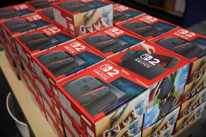 Konsol Nintendo Switch 2 yang dikemas ditampilkan di toko Best Buy di Pembroke Pines, Florida pada 5 Juni 2025. Perusahaan ini berharap untuk menjual 15 juta konsol baru di seluruh dunia dalam delapan bulan ke depan.