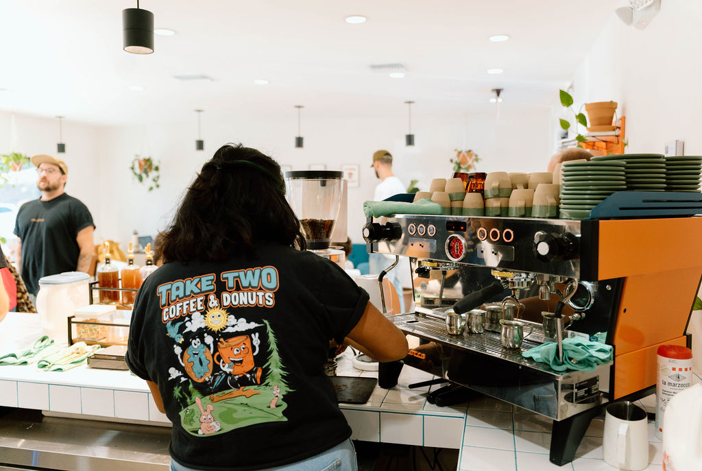 Ambil dua lagi untuk melakukannya dengan kopi dan donat di Fort Myers, Florida

 – Beragampengetahuan