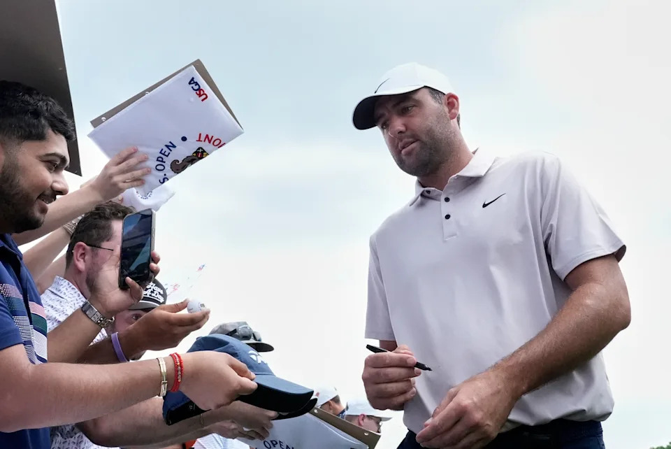 Scottie Scheffler menandatangani tanda tangan selama pelatihan sebelum turnamen golf AS Terbuka di Oakmont Country Club, Selasa 10 Juni 2025 di Oakmont, PA (Foto AP/Carolyn Kaster).