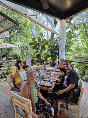Makan siang keluarga di meja petani Tagaytay