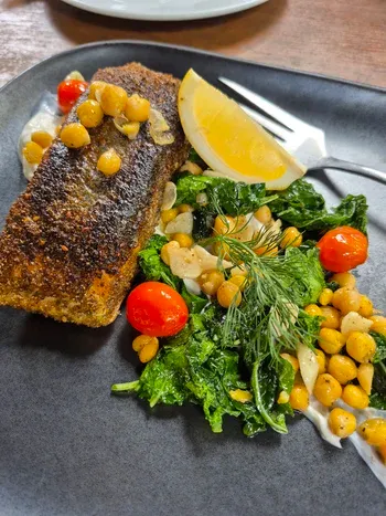Salmon panggang di meja pertanian